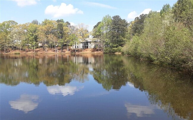 Foto del edificio - 132 Lakeshore Pkwy