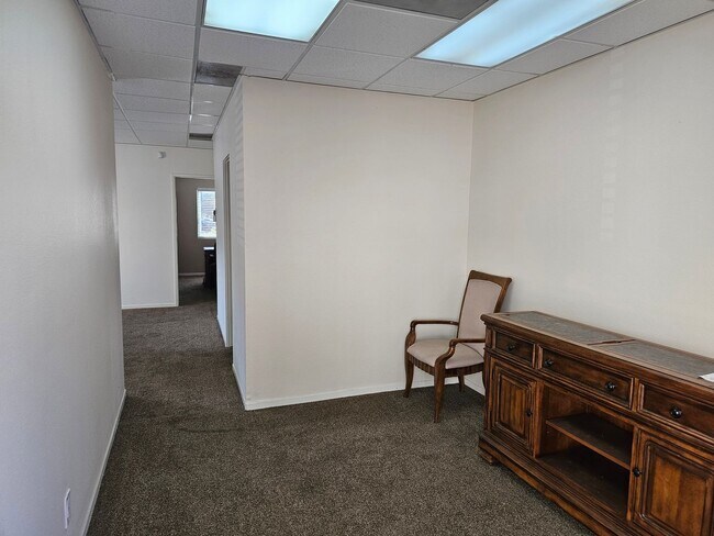 Building Photo - Fountain Valley - 760 square feet of offic...