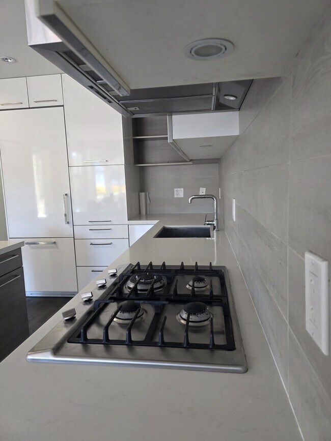 Photo du bâtiment - 213-1628 W 4th Ave
