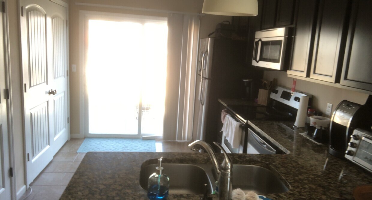 Kitchen - 1407 Windsor St