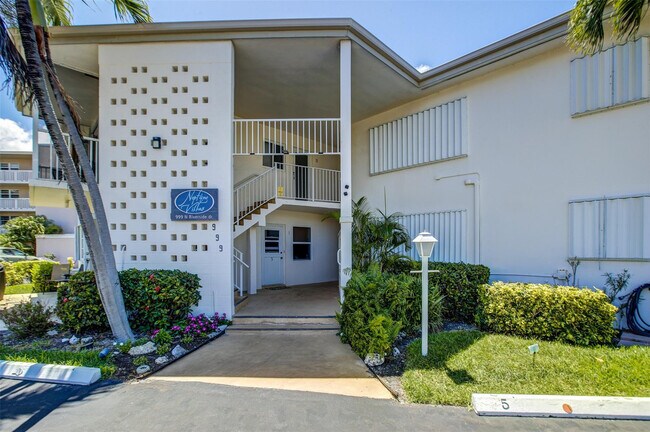 Foto del edificio - 999 N Riverside Dr