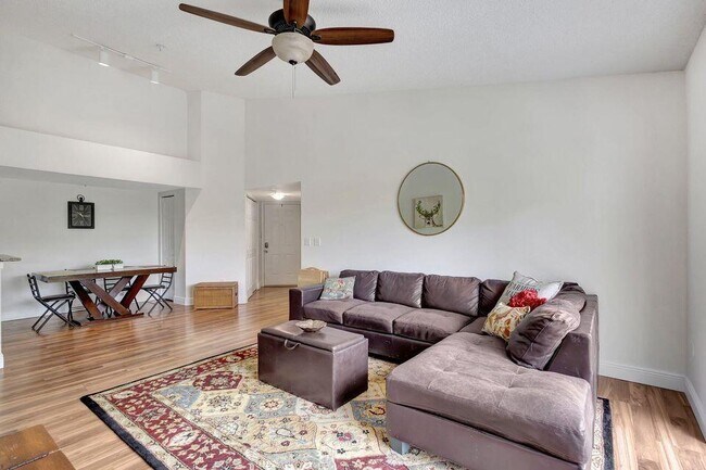 Building Photo - 1400 Crestwood Ct S