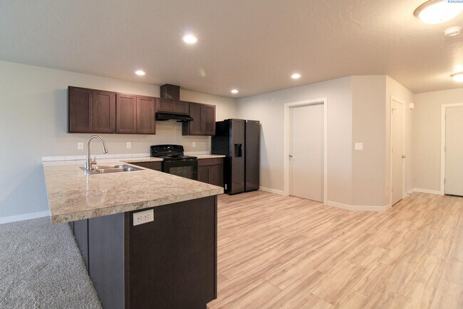 Foto del edificio - 3 Bed/2 Bath Duplex in Pasco