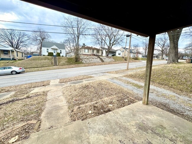 Building Photo - 2 Bed / 1 Bath House Off North Main Street