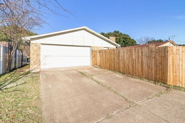 Building Photo - 2709 Rickenbacker Dr