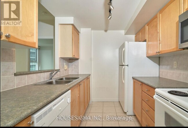 Building Photo - 2067-2067 Lake Shore Blvd W