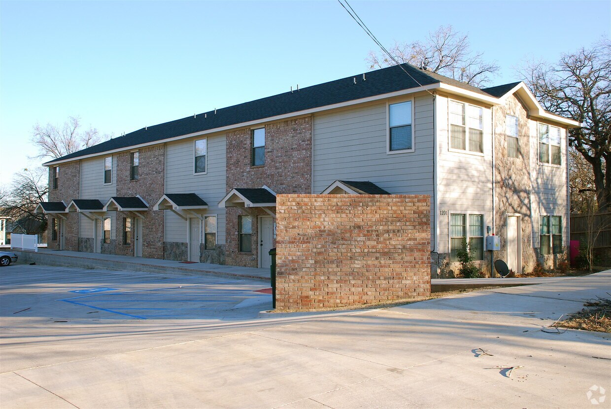 Foto del edificio - Bernard Village