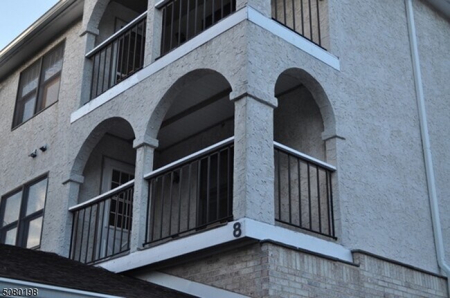 Building Photo - 8 Heritage Dr
