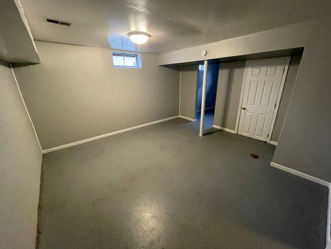 Foto del edificio - 2 Bedroom With a Finished Basement and Detached Garage