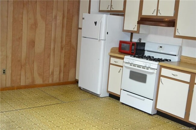 Building Photo - 300 Gardnertown Rd