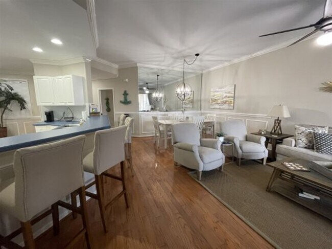 Foto del edificio - Beautiful 3rd Floor Condo with Lake View