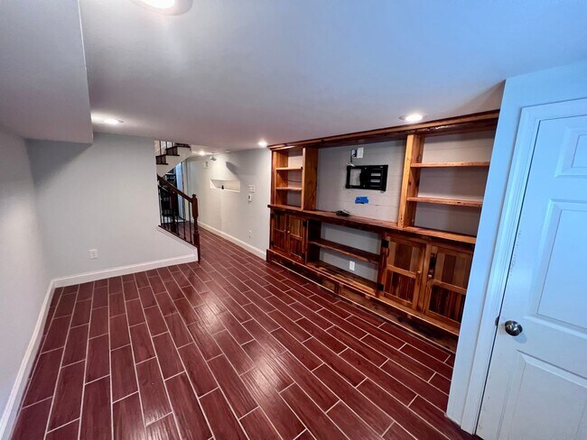 Building Photo - Recently Renovated 4Bedroom Townhome in Ri...