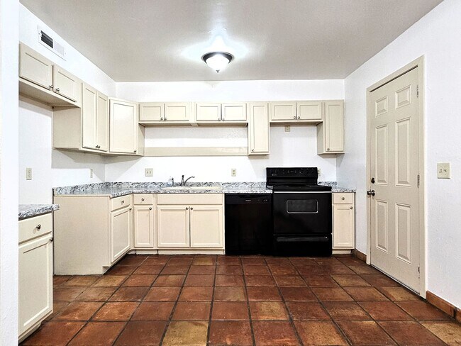 Foto del edificio - Welcome to this beautiful 4-bedroom, 2-bat...