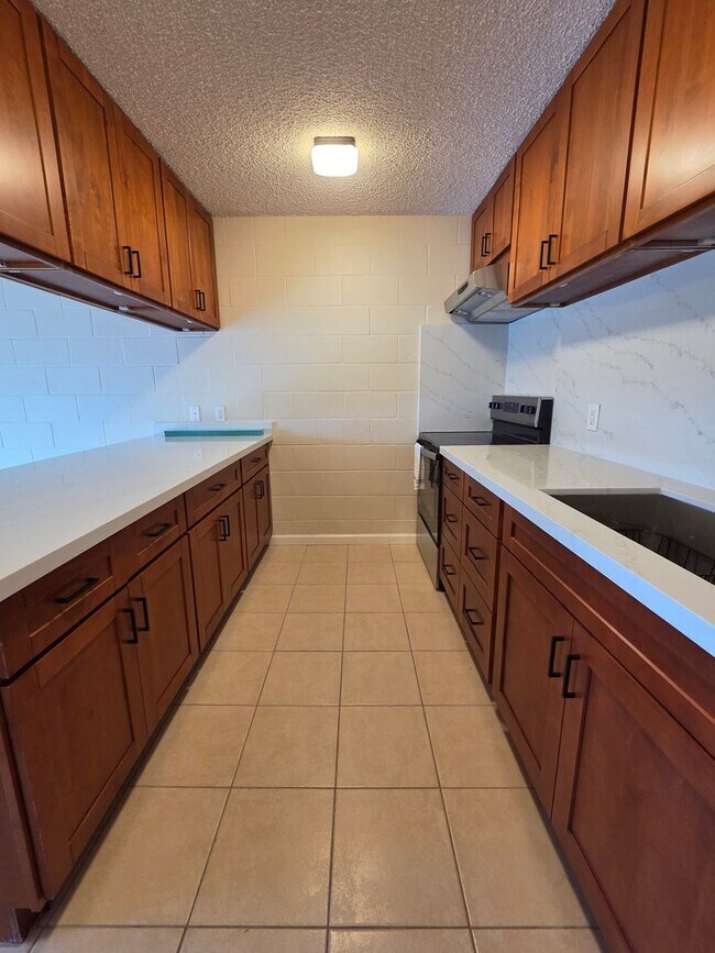 Foto del edificio - Immaculate 1 bedroom w/ Assigned Parking Stall in Town!