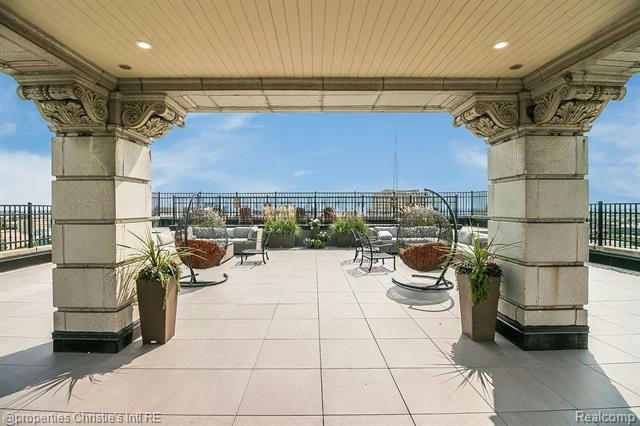 Rooftop deck with great views - 15 E Kirby St