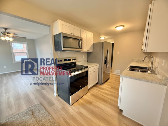 Building Photo - 3 Bedroom 1 Bath Apartment - newly remodeled