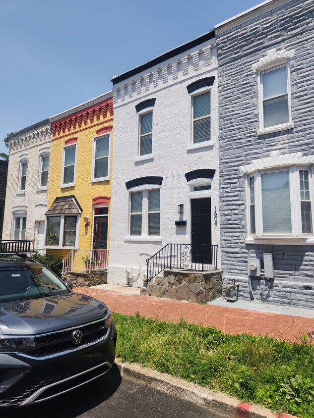 Primary Photo - 1604 Levis St NE