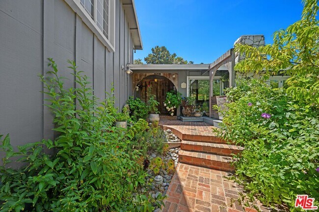 Building Photo - 16582 Calneva Dr