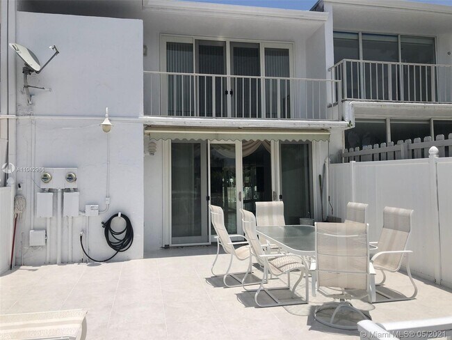 Building Photo - 703 NE 26th Ave 703 Hallandale Beach Fl 33009