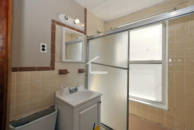 Building Photo - Large Unit in Brookline Parking Included, ...