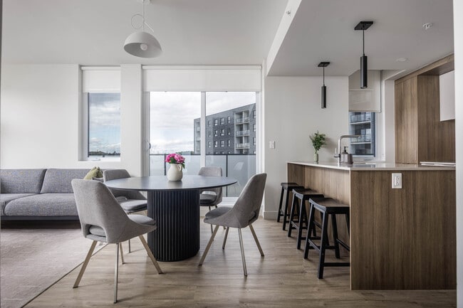 Building Photo - LUSTRA