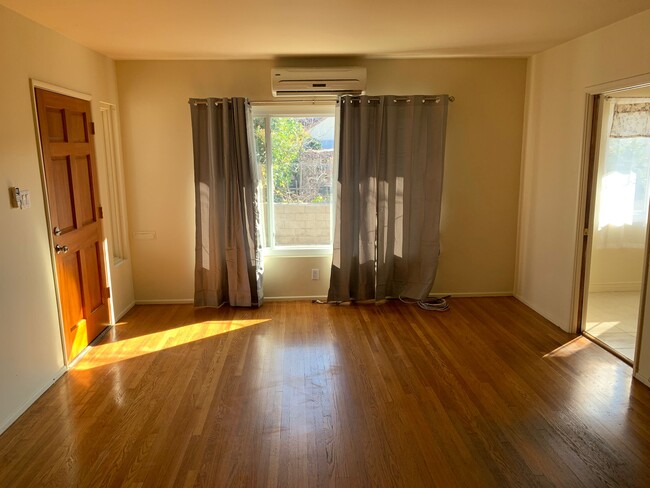 Living room - 212 W Linda Vista Ave