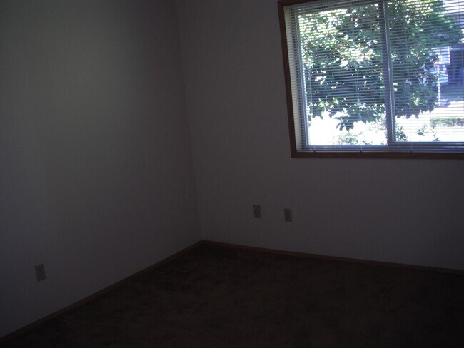 Building Photo - Spacious 3 Bdrm Single Level w/ Covered Pa...
