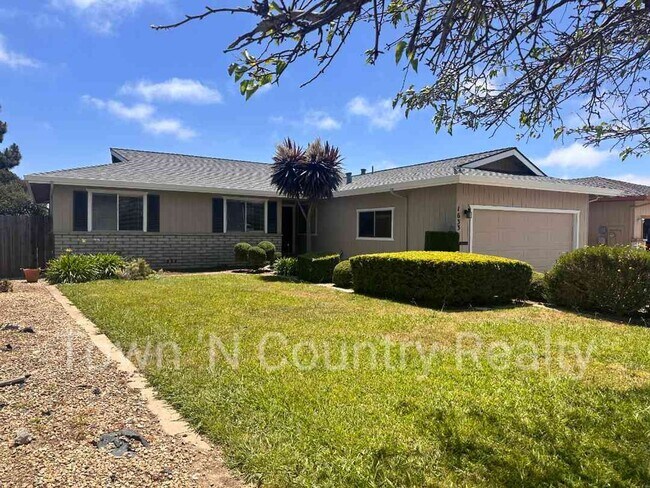 Building Photo - 3 Bedroom 2 Bath Home in Salinas!