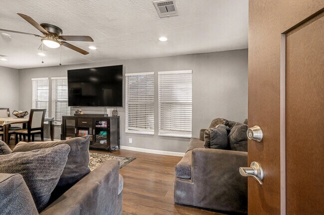 Foto del edificio - 234 E 1st St