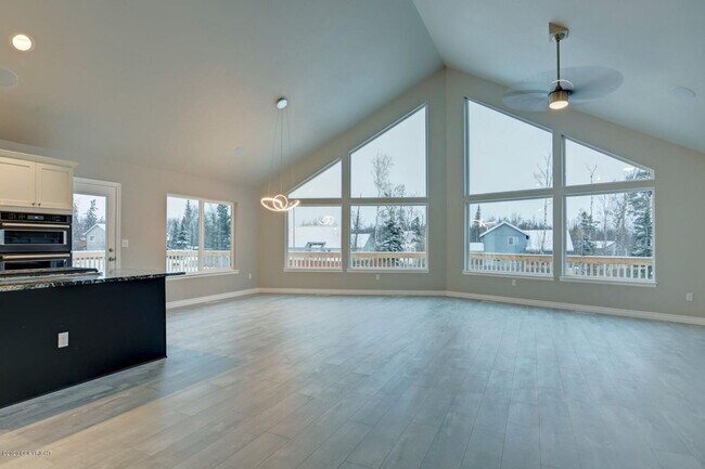 Building Photo - Live in luxury and style in this new, mode...