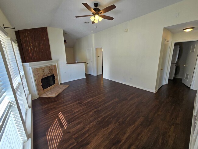 Foto del edificio - College Station - 3 bedroom / 2 bath / Garage / Fenced in back yard.