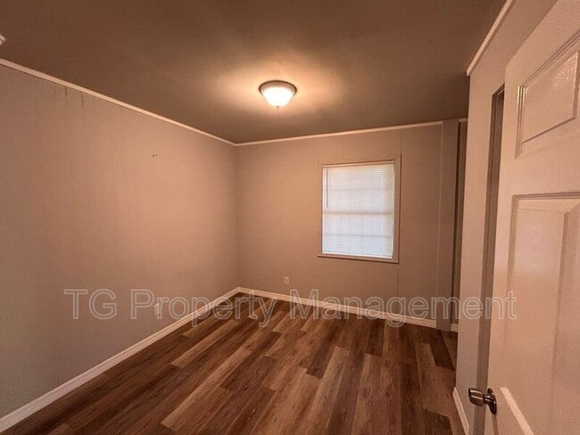 Building Photo - 1648 Loyola Dr N