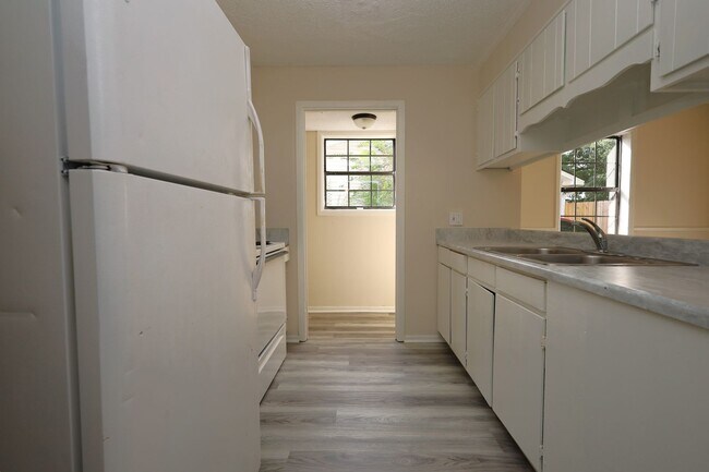Building Photo - 2820 Kirkwood Cir