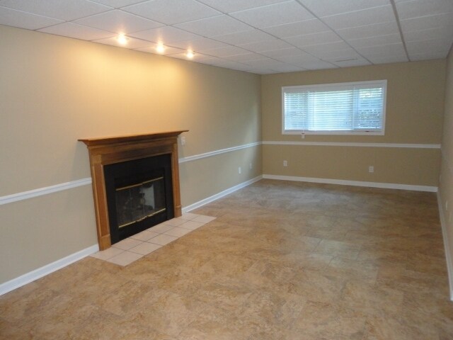 Building Photo - 180 River Crest Ct