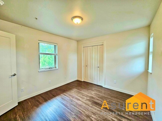 Building Photo - New Townhome close to downtown!