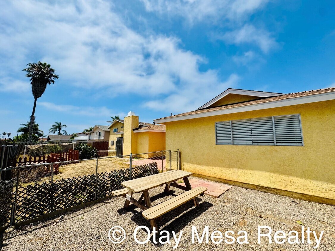 Building Photo - Spacious 3BR Home with Garden Beds & Pet-F...