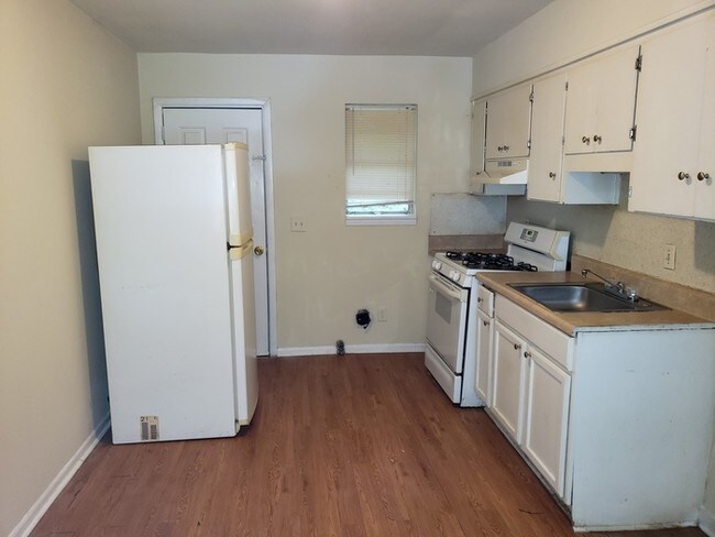 Building Photo - 2BD/1BA brick duplex unit in good condition
