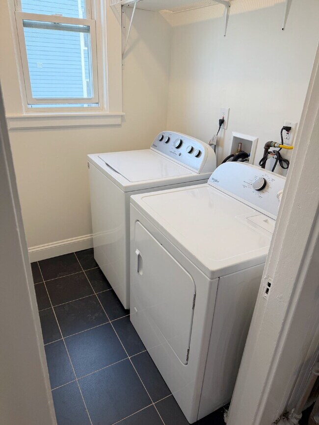 Foto del edificio - Available NOW! Spacious 3 BED 1 BATH in quiet neighborhood