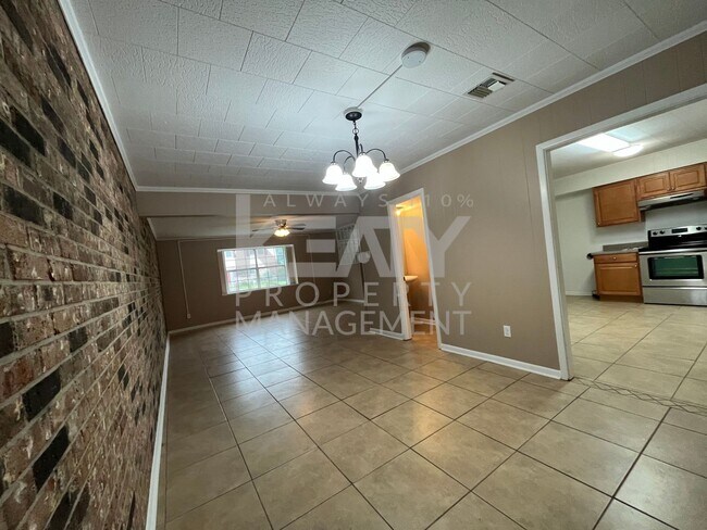 Foto del edificio - COMING SOON! Spacious townhouse in the heart of Lafayette!