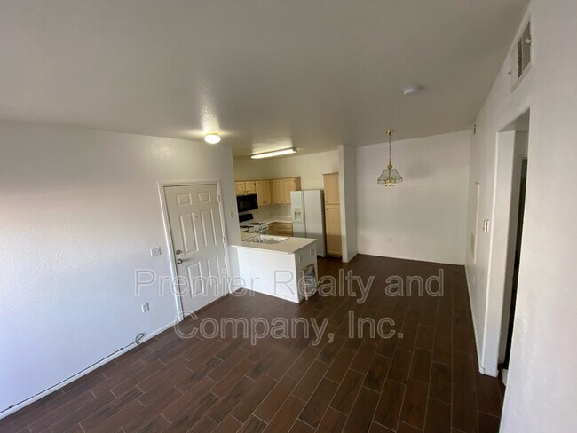 Building Photo - 855 N Stephanie St