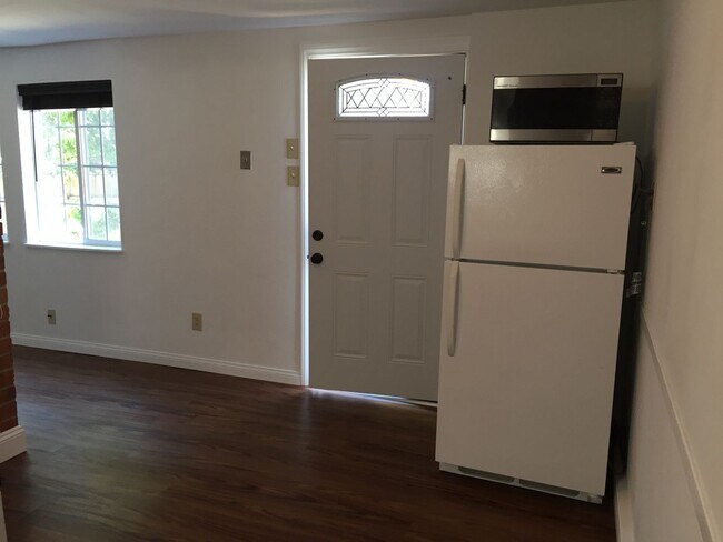 Foto del edificio - Lovely 1-Bedroom Apartment in Crockett Hil...