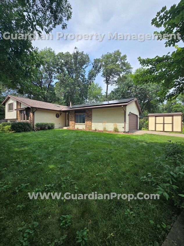 Primary Photo - Available now! Spacious Shoreview Home, En...