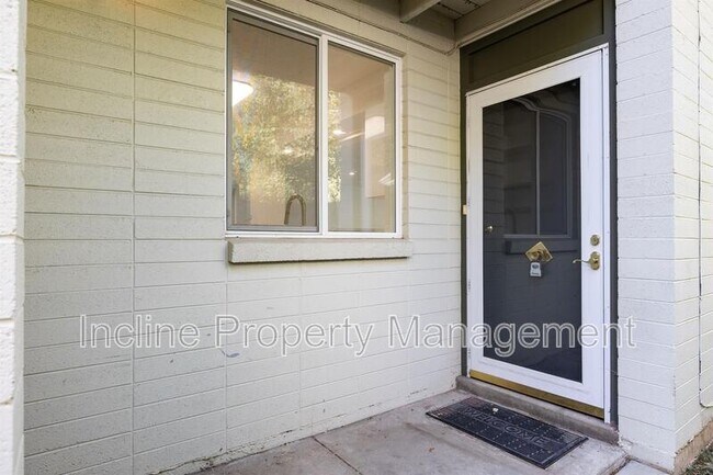 Building Photo - 2010 Laurelhurst Dr E