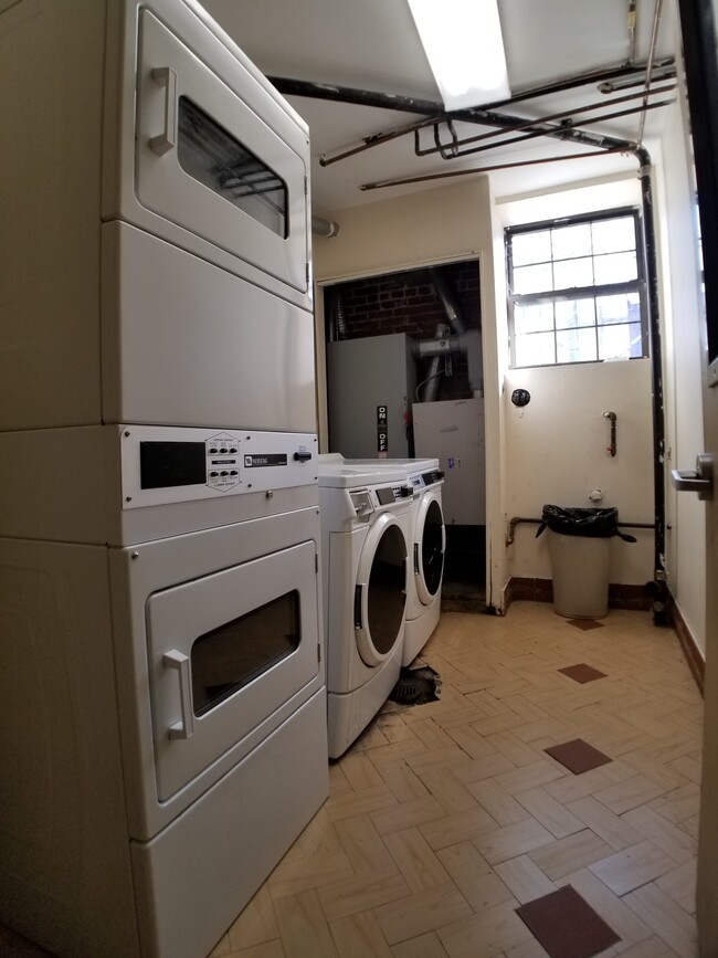 Building Photo - 51 Eldert St