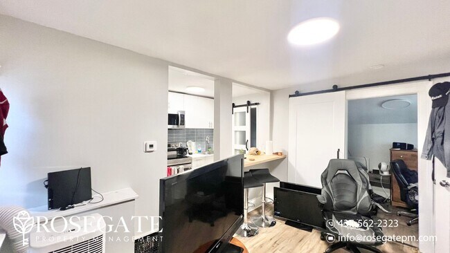 Photo du bâtiment - Charming 1-Bedroom, 1-Bath Apartment in Ce...