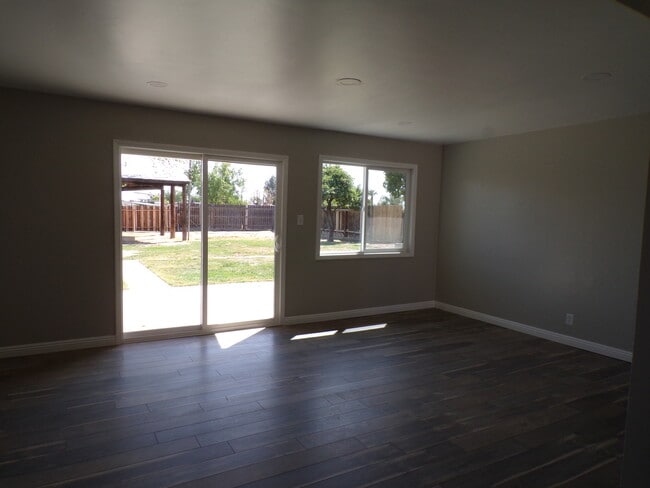 Building Photo - 10421 Glenn St