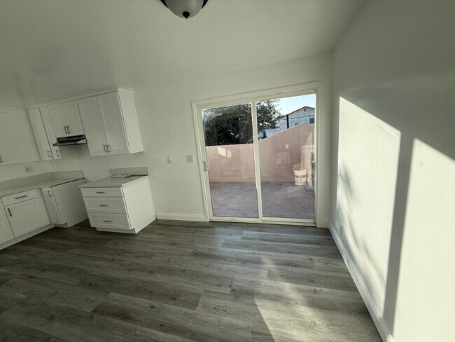 Foto del edificio - 3275 Saturn Ave