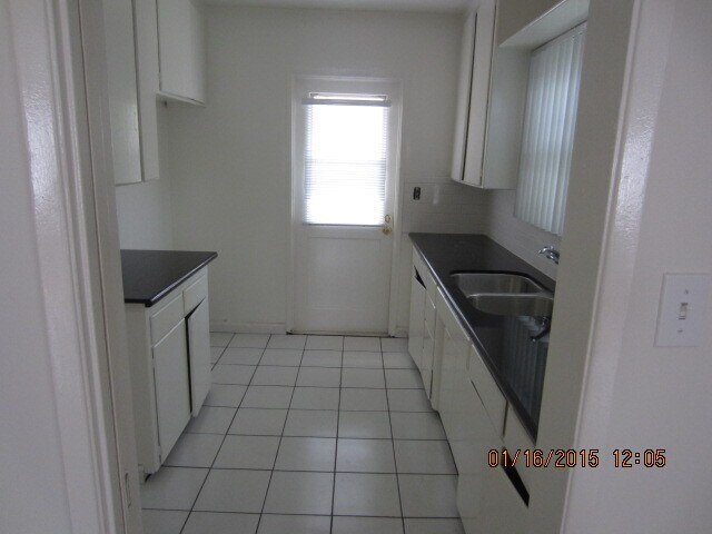 Building Photo - 315 N La Peer Dr