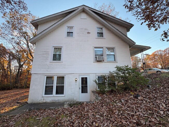 Foto del edificio - Basement apartment close to 29 inbetween Rustburg and Evington