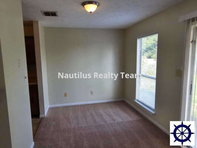 Foto del edificio - 6716 Lake Dr